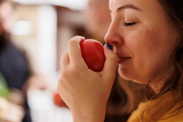 Mujer Oliendo Manzanas Cultivadas Granja Orgánica Tienda Residuos Cero Mientras — Foto de Stock