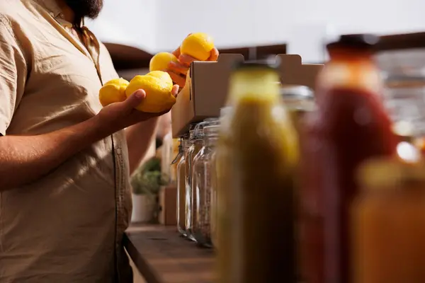 Der Kunde Kauft Frische Zitronen Die Der Zero Waste Shop — Stockfoto