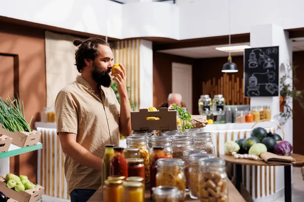 Homem Vivo Verde Desfrutando Cheiro Fresco Limões Cultivados Localmente Supermercado — Fotografia de Stock