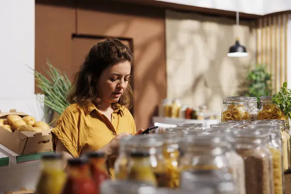 Vrouw Zero Waste Shop Met Behulp Van Smartphone Zoeken Ingrediënten — Stockfoto