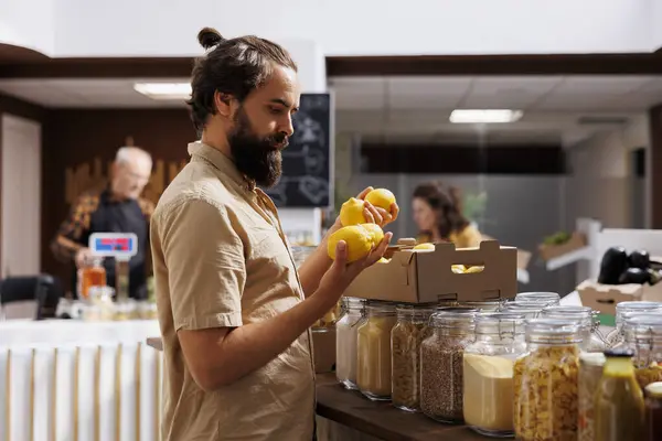 Grüner Lebender Mann Kauft Zitronen Die Von Einem Nachhaltigen Supermarktbesitzer — Stockfoto