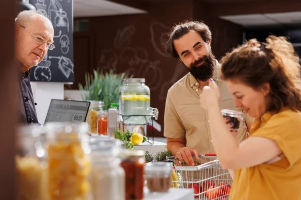 Mann Und Frau Der Supermarktkasse Mit Einkaufskorb Voller Biolebensmittel Kunden — Stockfoto