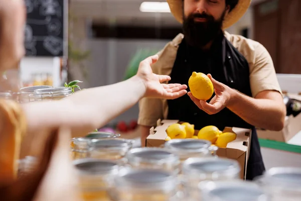 零废物超市的顾客与店主交谈 询问新收到的一批农场种植的有机水果 生态商店中注重环境的客户要求提供健康产品 — 图库照片