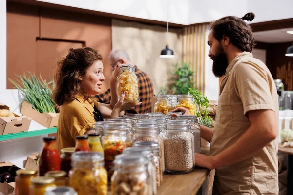 Farmer Showcasing Her Products Zero Waste Marketplace Location Selling Chemicals — Stock Photo, Image