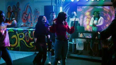 Çeşitli insanlar gece kulübünde havalı müzikler göstermek için dans savaşı başlatıyorlar. Bir grup arkadaşla modern disko partisinin tadını çıkarıyorlar. Yetişkinler lunaparkta breakdance savaşı yapıyor. El kamerasıyla..