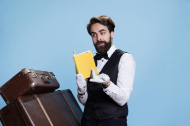 Belboy kitaptan şiir okur, resmi kıyafetler giyer ve mavi arka planda konferans hobisinden zevk alır. Otel hademesi edebiyat sayfaları ya da roman hikayesi okuyor, klas personel üyesi..