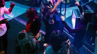 Dans pistinde dans eden gençler, kulüpte elektronik müzik eşliğinde gece hayatının tadını çıkarıyorlar. Dans eden, parti yapan, gece kulübünde eğlenen mutlu bir arkadaş grubu. El kamerasıyla..