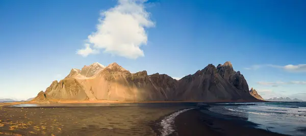全景尽收眼底的威斯特拉宏角岩石山丘在冰原半岛 独特的黑色沙滩和北欧室外设置 山顶和海浪所创造的令人难以置信的景观 — 图库照片
