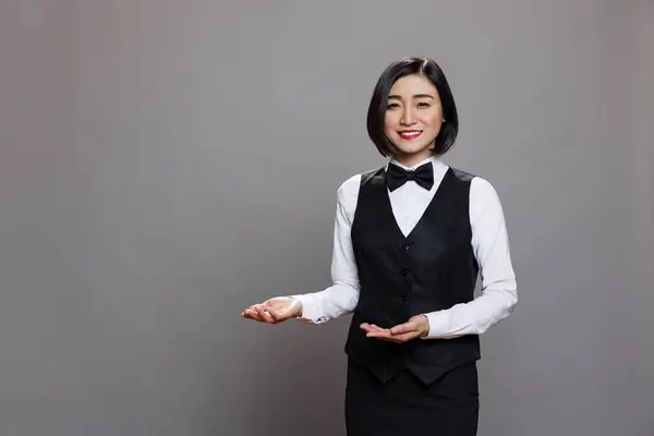 Mosolygó Ázsiai Pincérnő Éttermi Egyenruhában Kezekkel Üdvözlő Vendégportréval Professzionális Recepciósok — Stock Fotó
