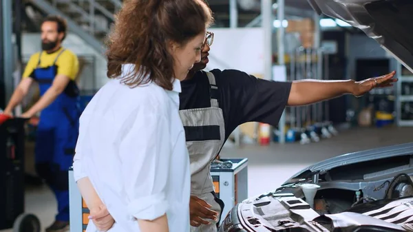 Engenheiro Útil Ajudando Cliente Com Manutenção Carro Oficina Reparação Automóvel — Fotografia de Stock