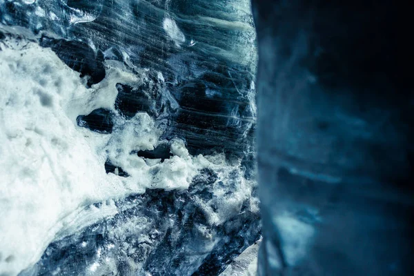 冰块融化在Vatnajokull裂缝 气候变化影响冰原景观和野生动物 冰原冰洞里的岩石滴下冰水 全球变暖 — 图库照片