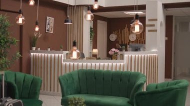 Boş otel giriş salonu. Lüks kanepe ve modern kapalı ev mobilyaları. Moda otel inzivası. Resepsiyonda şık ışıkları ve bitkileri olan şık dekorasyonlar..