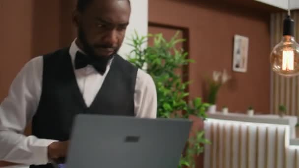 Konzentrierte Hotelangestellte Laptop Die Mit Der Online Buchung Für Den — Stockvideo