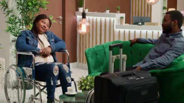 Afrikansk Amerikansk Turist Kørestol Sidder Lounge Område Med Mand Venter – Stock-video