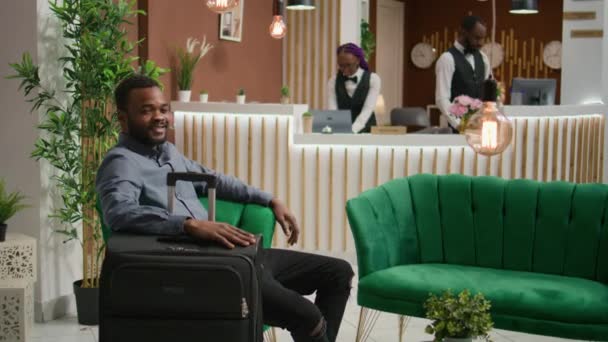 Αφροαμερικανοί Φιλοξενούμενοι Κάθονται Στο Λόμπι Ετοιμάζονται Κάνουν Check Και Απολαύσουν — Αρχείο Βίντεο