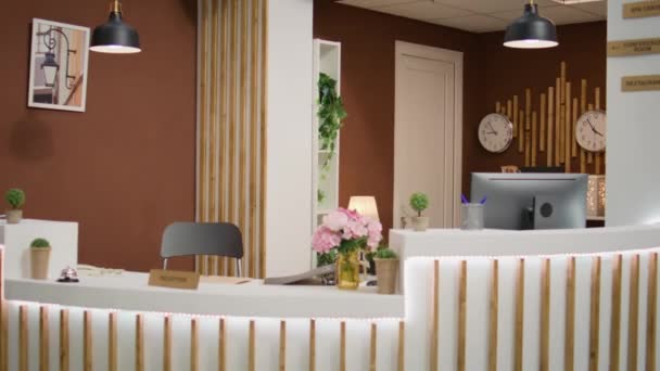 Meja Resepsionis Untuk Pendaftaran Kamar Hotel Modern Berkelas Dan Dihiasi — Stok Video