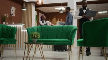 Konukseverlik sektörü çalışanı. Salon alanındaki kayıt formlarından gelen belboy işleme verileri, otel odacılarının doğru oda tahsis etmek için listeye girmeleri, pano notları..