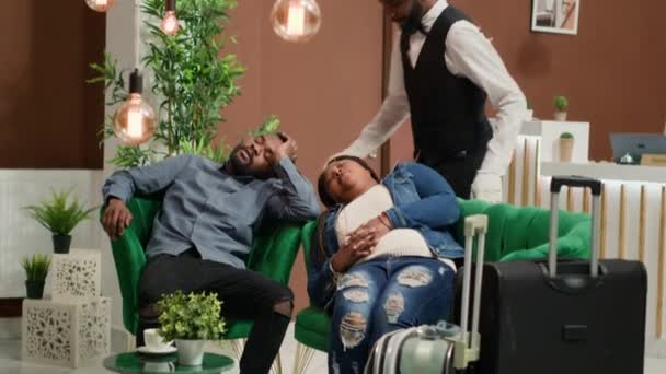 Kimerült Vendégek Alszanak Recepción Hotel Személyzete Próbálja Felébreszteni Turistákat Szunyókálásból — Stock videók