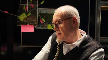 Kanun adamı yeni ipuçları buluyor, sabit hattan gizli bilgiler alıyor. Dosyalara istihbarat yazıp kanunsuzları tespit eden deneyimli bir müfettiş. El kamerasıyla..