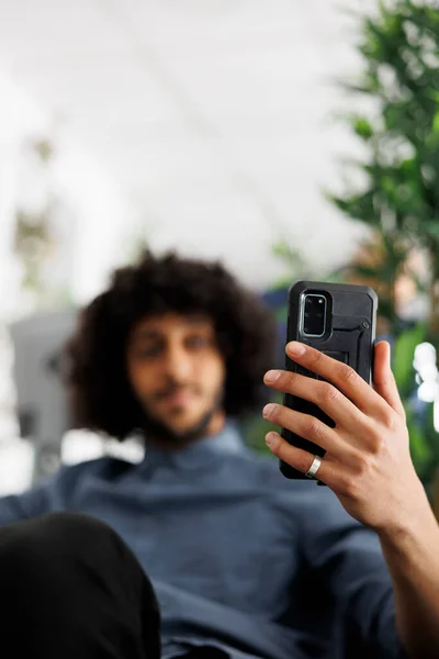Empresa Negócios Empregado Segurando Smartphone Enquanto Conversa Videocall Empreendedor Árabe — Fotografia de Stock