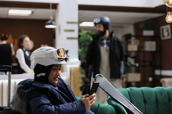 Стремительная Азиатка Ждет Лыжном Отеле Используя Свой Мобильный Телефон Ожидании — стоковое фото
