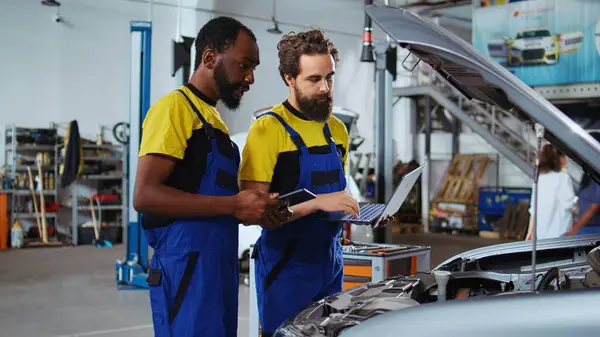 Mechanisch Luisteren Naar Klant Auto Reparatiewerkplaats Met Behulp Van Tablet — Stockfoto