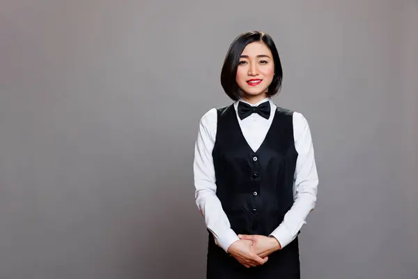 Leende Attraktiv Asiatisk Servitris Klädd Uniform Med Fluga Stående Och — Stockfoto