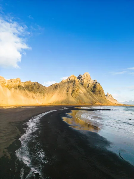アイスランドの巨大なベストラホーン山脈を持つ海岸沿いの北の風景 アイスランドの黒い砂浜とノルディックな周辺 自然のスカイラインと有名なストークスネス海岸 — ストック写真