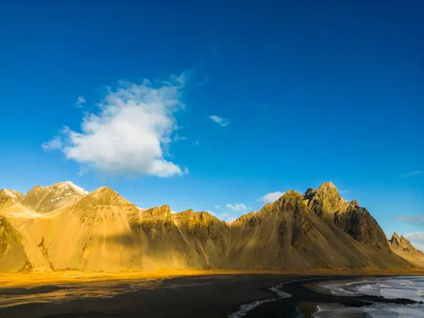 北極圏は 素晴らしいアイスランドの周囲を作成する巨大な急なベストラコーン山脈を持つ黒い砂浜を燃やします アイスランドの半島の高い丘を持つ美しい海洋大西洋の海岸線 — ストック写真
