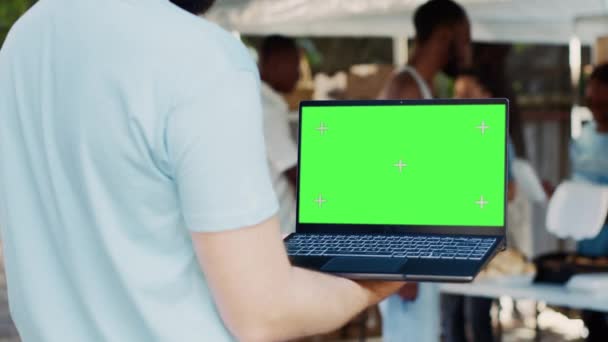 Biały Mężczyzna Pokazywany Zbliżeniu Cyfrowym Laptopem Odizolowanym Szablonem Chromakey Mężczyzna — Wideo stockowe