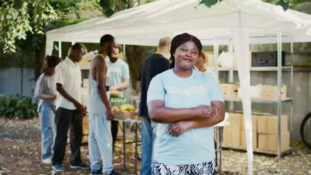 Afro Amerikaanse Vrouwelijke Vrijwilliger Grijnst Poseert Tijdens Een Food Drive — Stockvideo