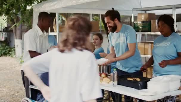 Благодійна Команда Пропонує Допомогу Знедоленим Поширює Безкоштовну Їжу Включаючи Свіжі — стокове відео