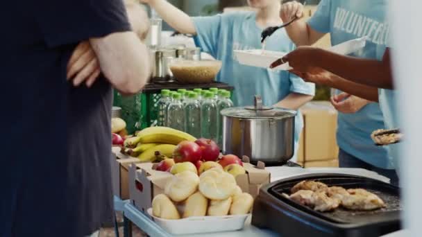 Multiracial Team Fights Hunger Distributes Free Meals Poor While Helping — Stock Video