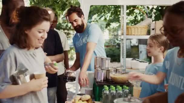 Grupp Frivilliga Förpackar Livsmedel Som Ska Delas Till Mindre Lyckligt — Stockvideo