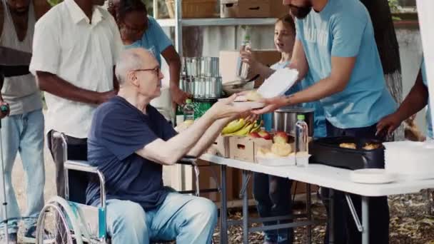 Бідним Допомагає Годує Благодійна Група Бездомним Дається Безкоштовна Їжа Тому — стокове відео