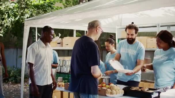 Multicultureel Hongerhulpteam Verdeelt Gratis Maaltijden Onder Hongerigen Assisteert Ondersteunt Daklozen — Stockvideo