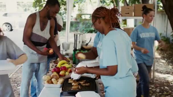 Velkorysí Dobrovolníci Modrých Tričkách Dávají Jídlo Zdarma Humanitární Pomoc Potřebným — Stock video
