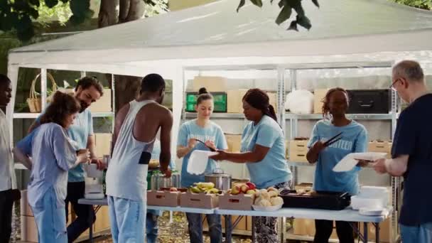 Wolontariusze Wyciągają Pomocną Dłoń Udzielając Pomocy Żywnościowej Bezdomnym Dobrowolne Osoby — Wideo stockowe