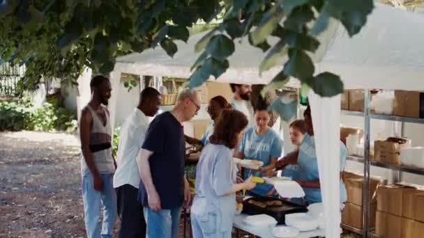 Freiwillige Helfer Servieren Bedürftigen Bei Einer Outdoor Veranstaltung Kostenlose Lebensmittel — Stockvideo