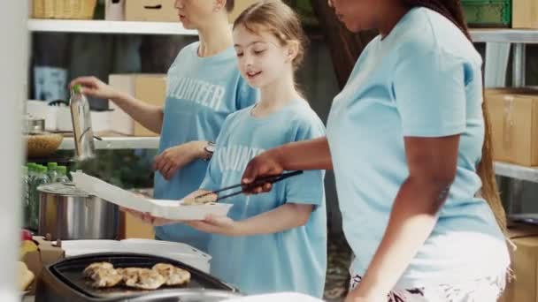 Vue Latérale Femmes Bénévoles Qui Donnent Gratuitement Nourriture Aux Sans — Video