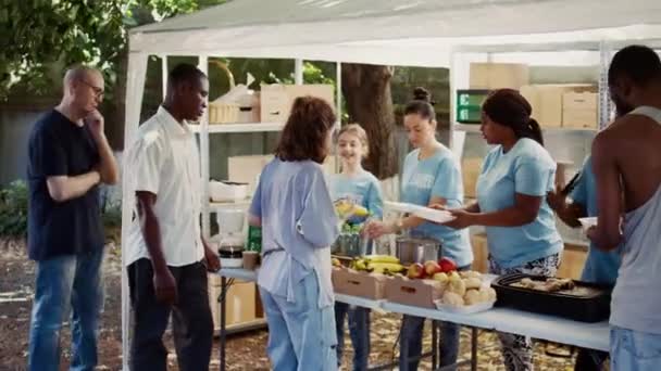Multicultural Volunteers Provide Free Freshly Prepared Meals Poor Homeless People — Stock Video