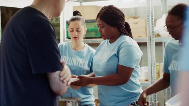 Yemekteki Afrikalı Amerikalı Kadınlara Odaklanın Fakir Beyaz Evsiz Adama Bedava — Stok video