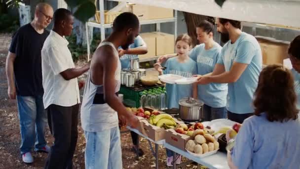 Humanitárius Segélyszervezet Segít Adományokat Szétosztani Rászorulóknak Hajléktalanszállón Önkéntesek Ételt Szolgálnak — Stock videók