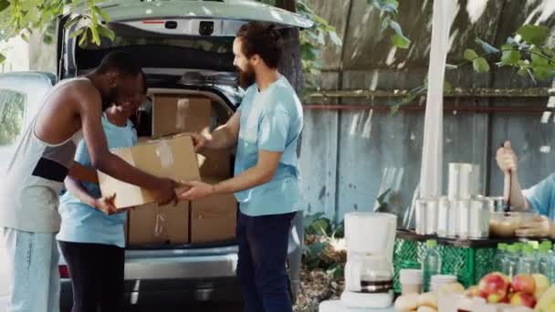 Verschiedene Menschen Verteilen Spendenboxen Bedürftige Einer Obdachlosen Und Flüchtlingsunterkunft Über — Stockvideo