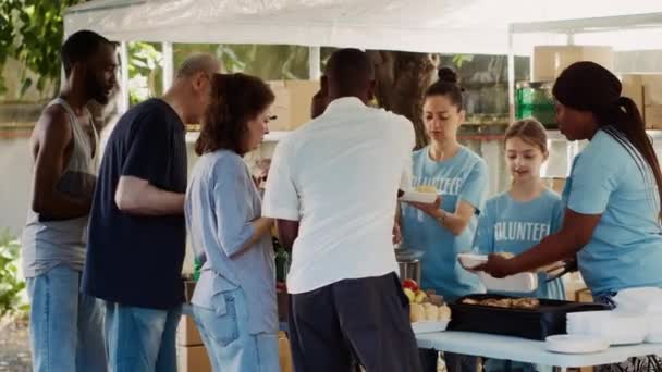 Outdoor Food Distribution Event Pořádaný Neziskovou Organizací Která Přitahuje Lidi — Stock video