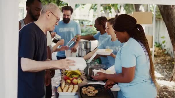 Kâr Amacı Gütmeyen Bir Grup Evsiz Insanlara Bedava Yemek Vererek — Stok video