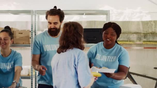 Volontari Che Condividono Cibo Gratuito Altre Necessità Gli Affamati Meno — Video Stock