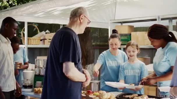 Poor Needy Homeless People Receive Meals Donations Friendly Volunteers Generous — Stock Video