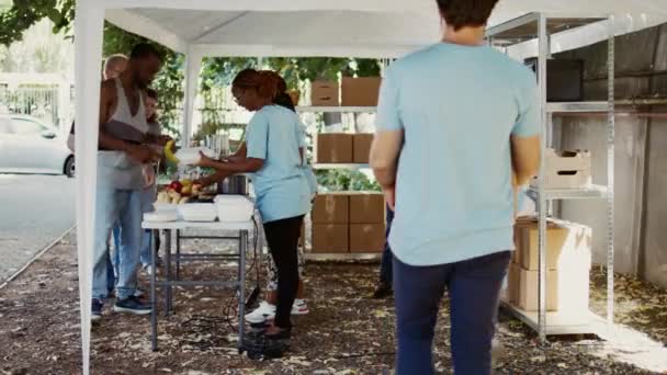 Sahne Şovu Yapan Gönüllüler Grubu Daha Ayrıcalıklı Olanlara Yiyecek Bağışında — Stok video