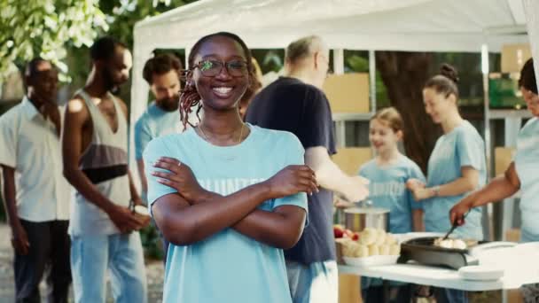 Gözlüklü Siyahi Kadın Kollarını Kavuşturup Dışarıdaki Kameraya Bakıyor Hayır Işçileri — Stok video